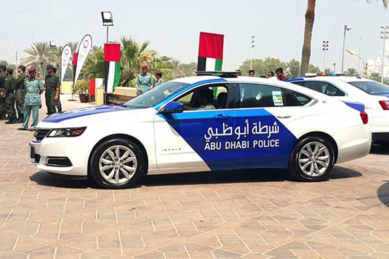 شرطة أبوظبي تنقذ شخصاً تعطل مثبت السرعة في مركبته