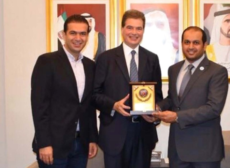"حمد الشامسي يتسلم درعاً من نديم حكيم بحضور ابراهيم وهبي - البيان"