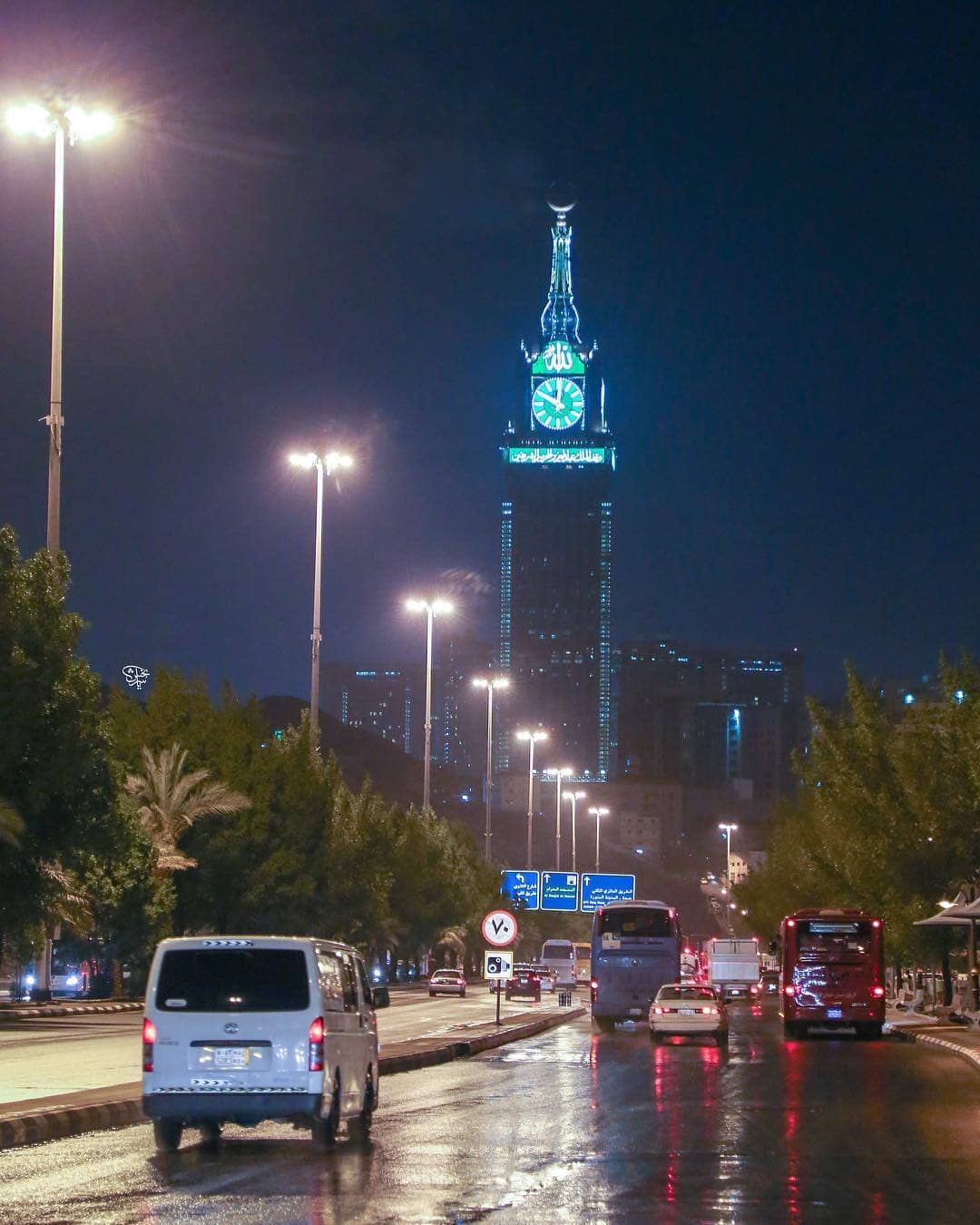 فيديو مذهل لوميض البرق في محيط الكعبة