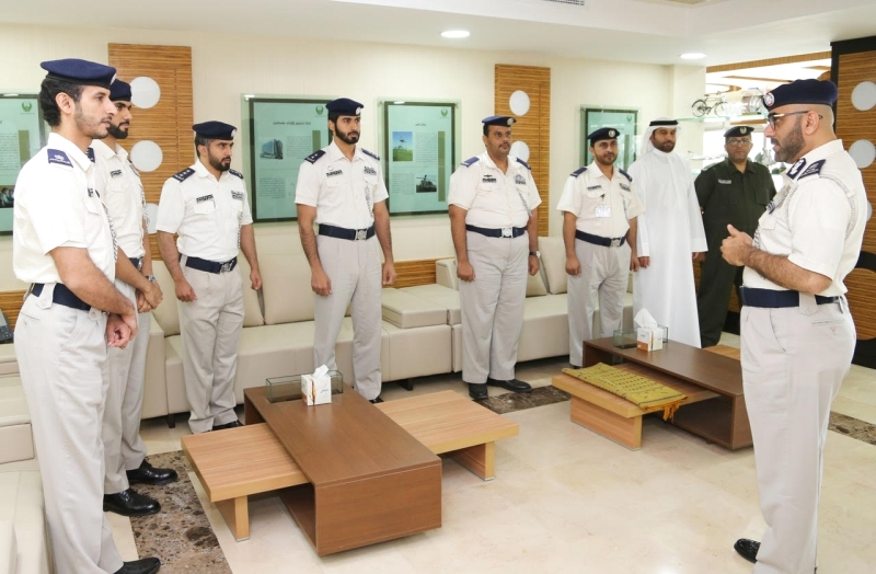 شرطة أبوظبي تكرّم «فريق إنقاذ» شخص تعطل مثبت سرعة مركبته