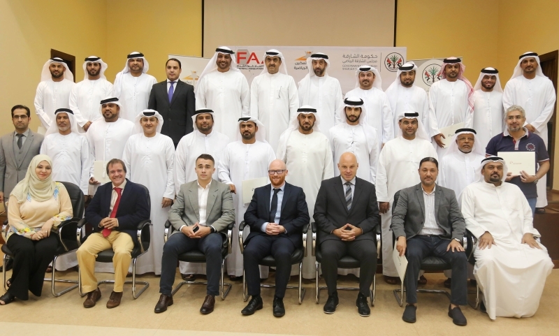 "صورة جماعية للمشاركين في الندوة - البيان"