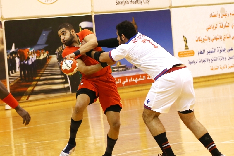 "من لقاء سابقة بين شباب الأهلي والشارقة - البيان"