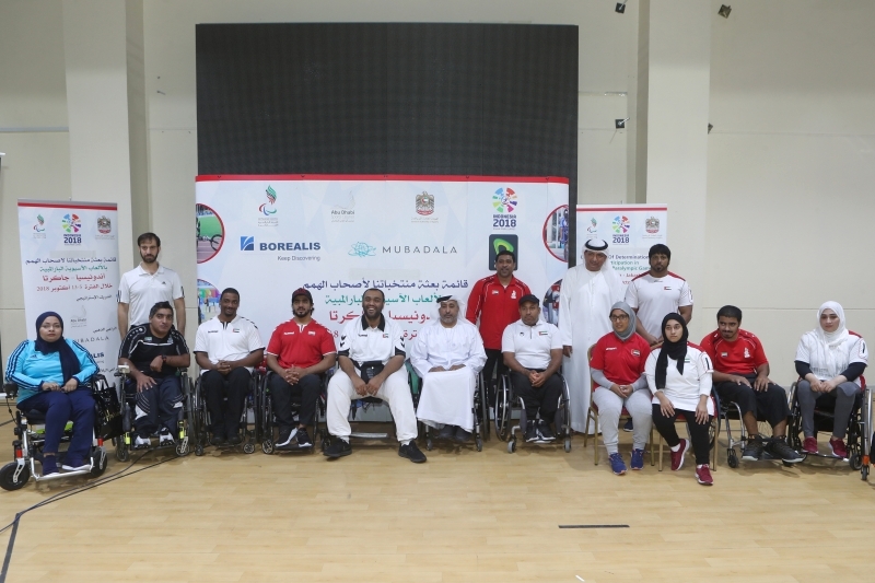"ذيبان المهيري وعبد الله حسن مع المدربين ولاعبي المنتخب - تصوير عماد علاءالدين"