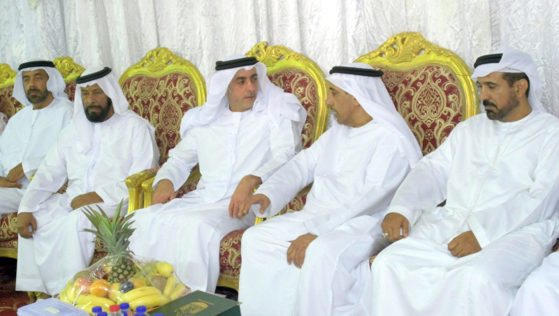 سيف بن زايد يقدّم واجب العزاء لأسرة الكثيري في بني ياس