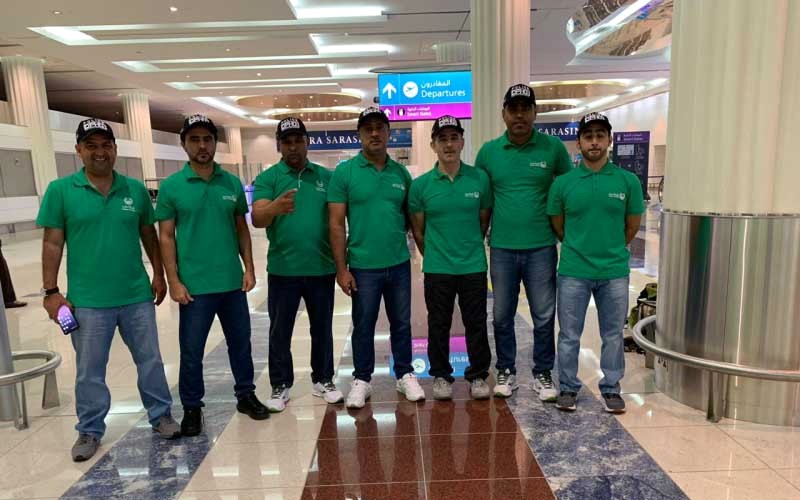 "عارف الزفين ونادر بن هندي يتوسطان أعضاء وطاقم الفريق | البيان"
