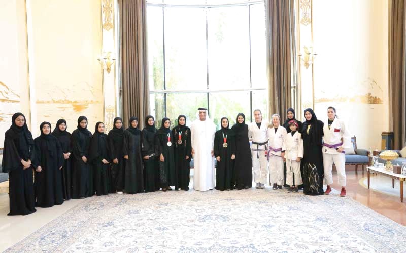 "حاكم رأس الخيمة خلال استقباله لاعبات فريق الجوجيتسو | وام"