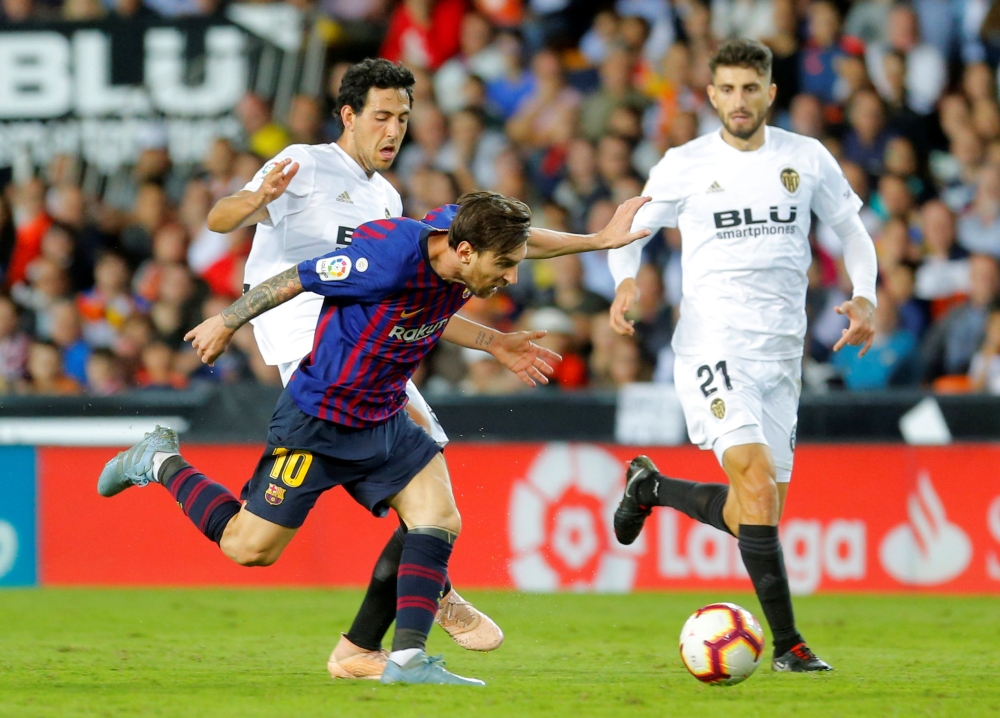إشبيلية يتصدر "الليغا" وبرشلونة يواصل النزيف