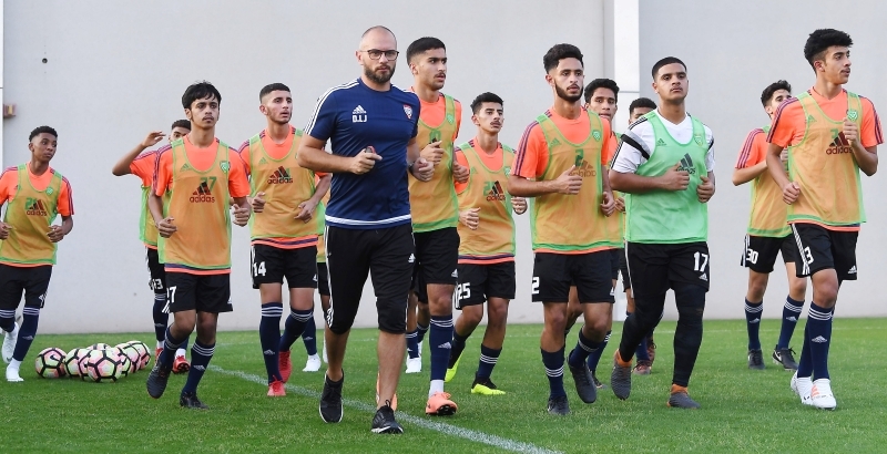 الأبيض الشاب «ب» يتجمع في دبي