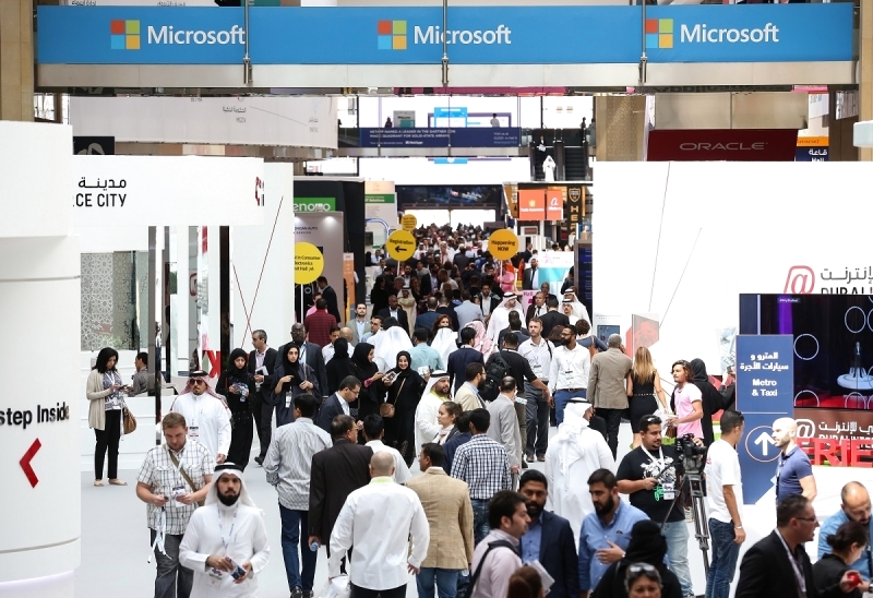 مخترع «الإنترنت» يتصدر المشهد في الدورة 38 ويكشف عن مشروعه «إنربت»