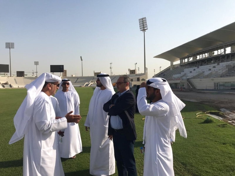 "أعضاء مجموعة الشارقة خلال تفقد الاستاد | البيان"