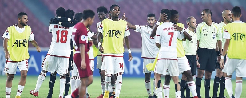 "لاعبو الإمارات يتبادلون التهاني بعد تحقيق الفوز | البيان"