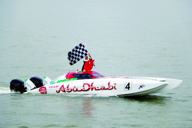 "زورق أبوظبي 4 بطل العالم يحتفل باللقب | البيان"