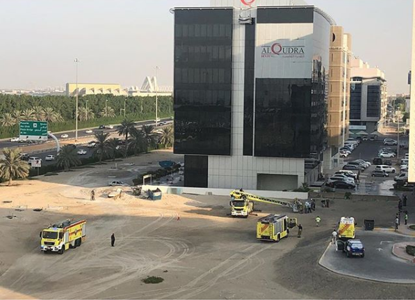 الدفاع المدني ينقذ عاملي نظافة علقا ببناية في أبوظبي