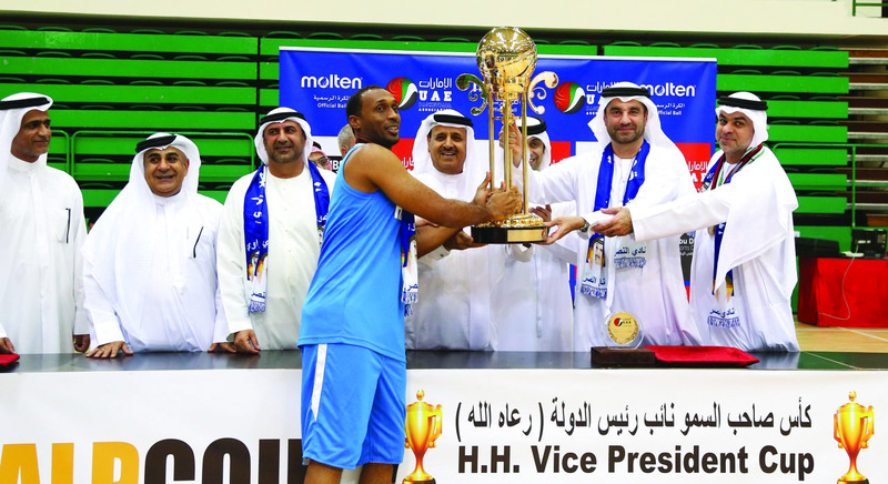 "قائد النصر يتسلم الكأس الغالية من إسماعيل القرقاوي بحضور أحمد خوري وعبد الرحمن أبو الشوارب وعبد الرزاق الهاشمي | تصوير- غلام كاركر"