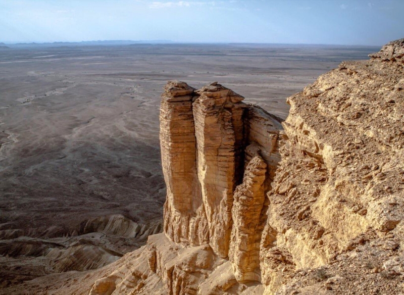 جبل طويق يظهر من مسافة 800 كم