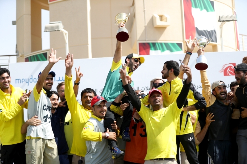 "البطل راشد الكمدة محمولاً على الأعناق عقب تتويجه باللقب"