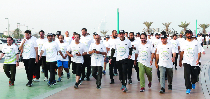 "عبد الله المري وعدد من القيادات الشرطية خلال فعالية «المشي مع القادة» | تصوير ـ عماد علاءالدين"