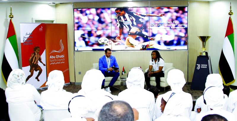 "إدغار ديفيدز متحدثاً في الندوة | البيان"