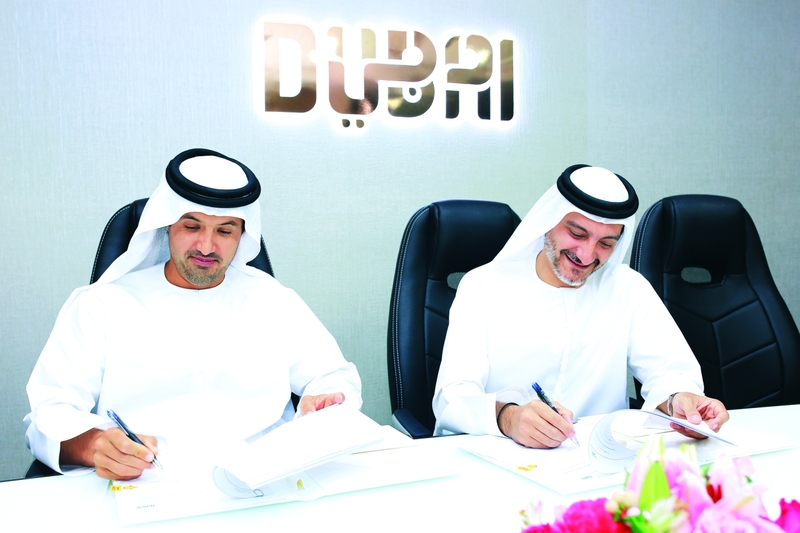 "Ⅶ هلال المري وصالح الجزيري خلال توقيع الاتفاقية | البيان"