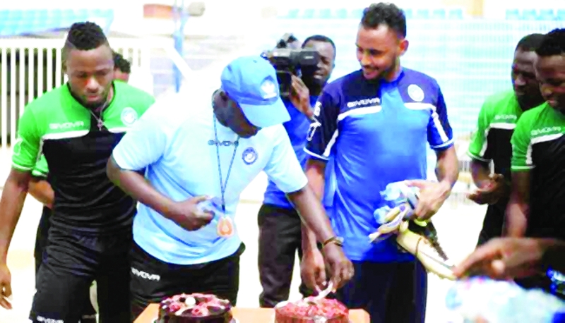 "■ نجوم الهلال في احتفال مع ندياي | البيان"