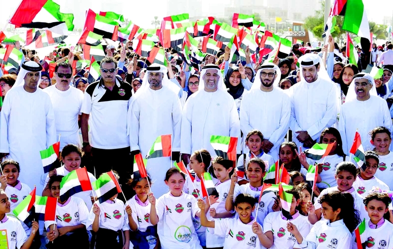 "المسؤولون مع المشاركين قبل الانطلاقة | البيان"