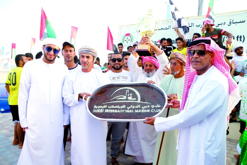 "علي بالحبالة يتلقى الهدية من سالم البحري بحضور هزيم القمزي | من المصدر"