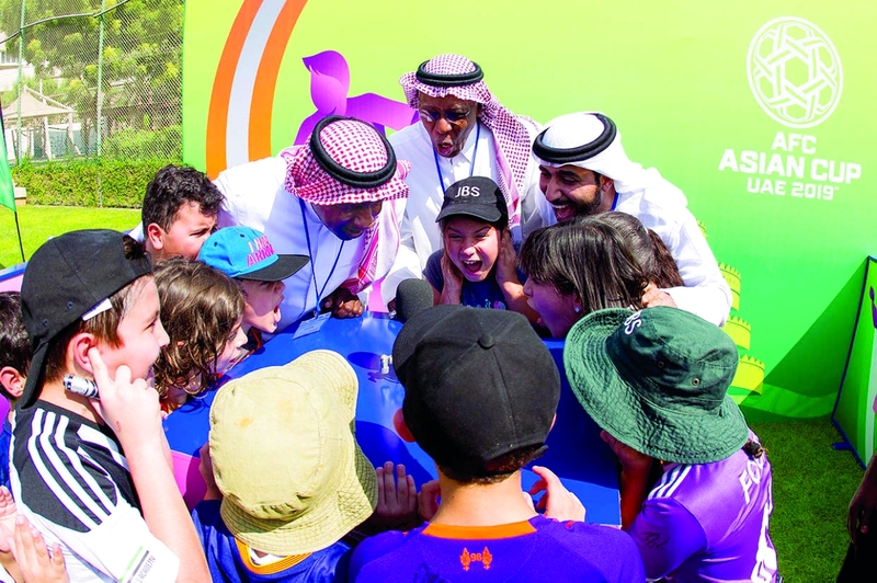 "ماجد عبد الله يتحدث إلى الطلبة خلال مشاركته في المهرجان المدرسي | البيان"