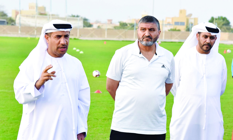 "أحمد الظنحاني وسعيد الخطيبي مع قويض مدرب فريق الكرة | البيان"