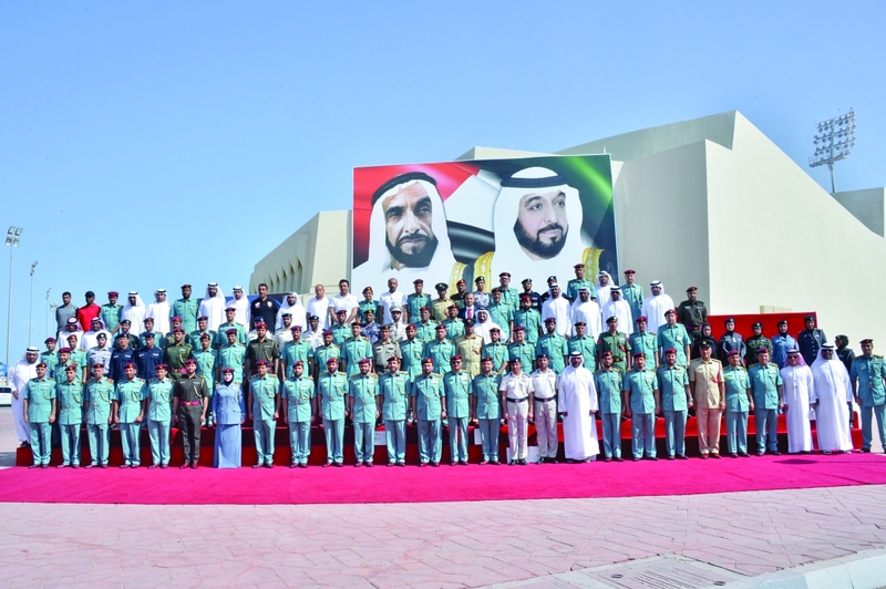 "سيف الشعفار وقيادات الداخلية يتوسطون المكرمين | البيان"