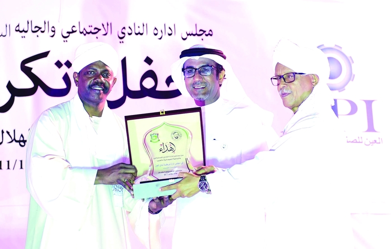 "الهاجري يتلقى درعاً تكريمية من الجالية السودانية بالعين | من المصدر"