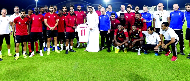 "راشد بن عمار النعيمي يتوسط لاعبي المنتخب | تصوير : هشام تكنوين"