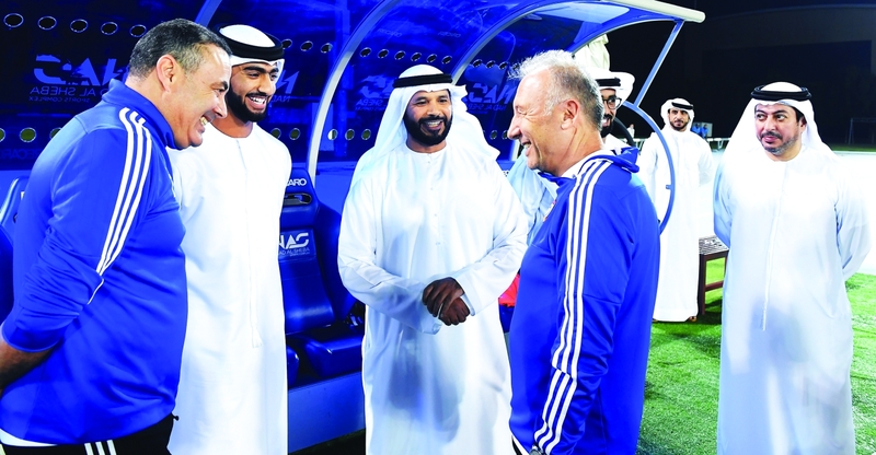 "راشد بن عمار خلال حديثه مع زاكيروني بحضور بن غليطة والزرعوني | تصوير: هشام تكنوين"