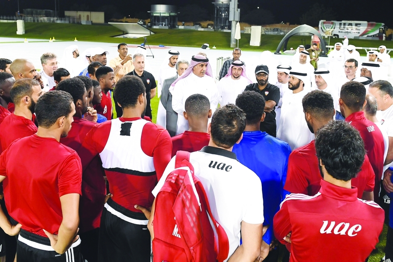 "Ⅶ الرميثي يتحدث للاعبين في ملعب التدريب | البيان"