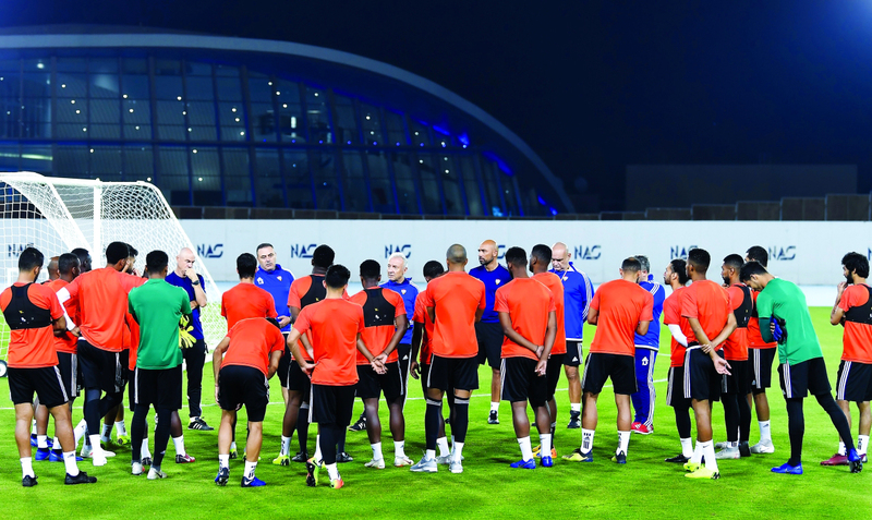 "زاكيروني يتحدث للاعبي المنتخب قبل المران | تصوير: هشام تكنوين"