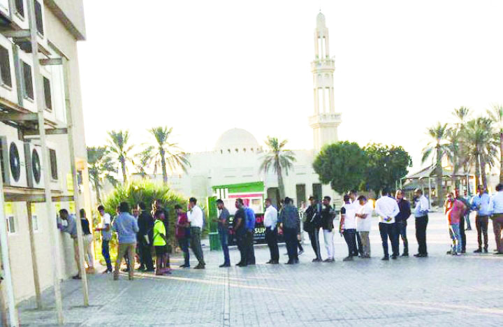 "جماهير الأهلي المصري تصطف أمام متجر «الإمبراطور» | البيان"