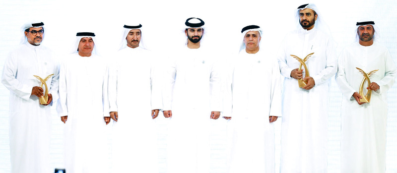 "منصور بن محمد خلال تكريم الرواد الخمسة ومن بينهم بطي بن مكتوم وبحضور مطر الطاير | تصوير: سالم خميس"