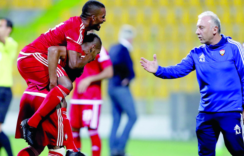 "زاكيروني يهنئ اللاعبين بالهدف الثاني في مرمى اليمن"