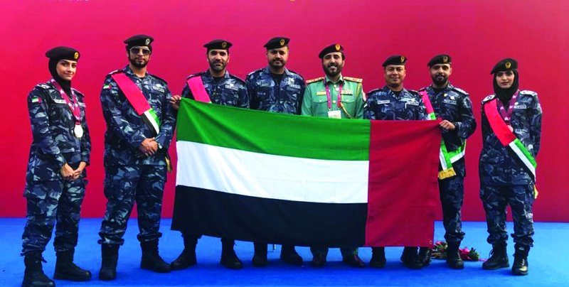 "■ الفريق الإماراتي يحمل علم الدولة"