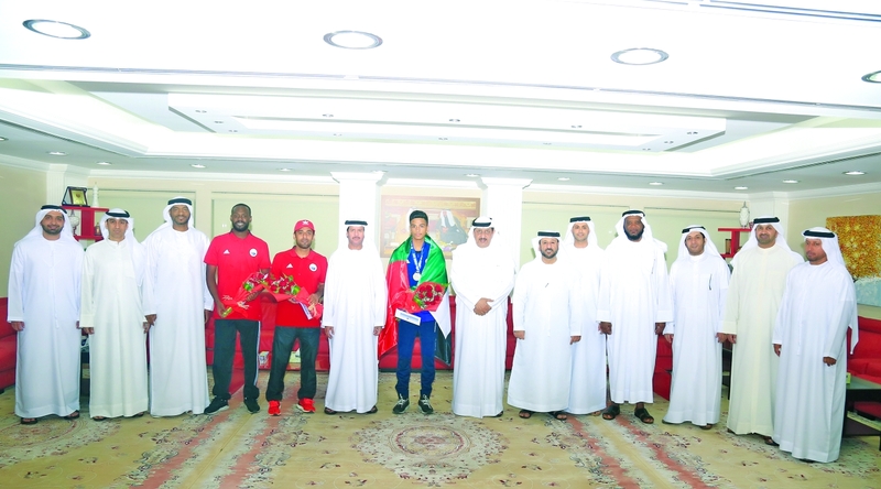 "الشامسي وأعضاء مجلس الإدارة خلال تكريم اللاعبين | البيان"