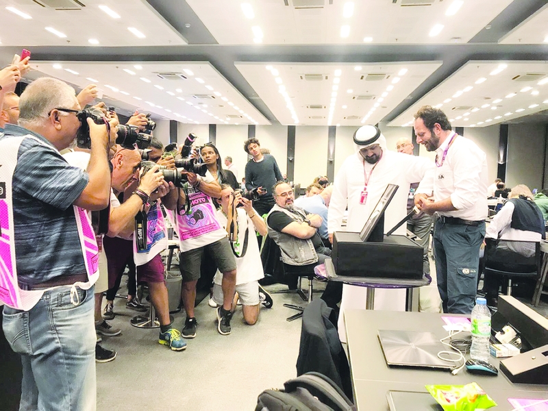 "العامري مع الإعلاميين خلال الاحتفال بالذكرى العاشرة | البيان"