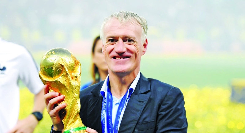 "ديشامب تُوج بلقب كأس العالم لاعباً ومدرباً | البيان"