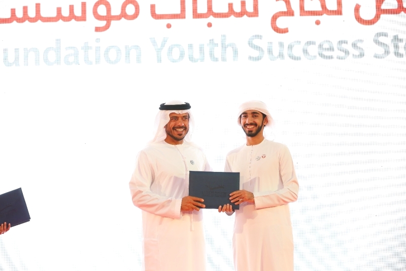 "سلطان بن طحنون يثني على جهود المتطوعين في فورمولا1 | البيان"