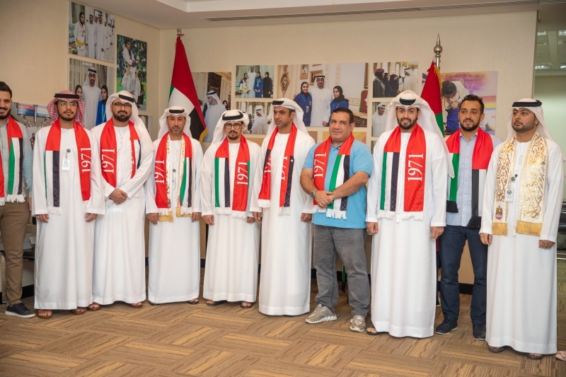 "فهد علي يتوسط الموظفين في احتفالات اليوم الوطني | البيان"