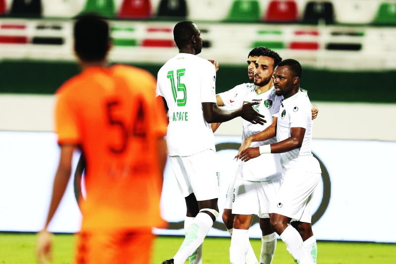 "لاعبو الإمارات يحتفلون بهدف الإنقاذ لحسام لطفي | تصوير: إبراهيم صادق"