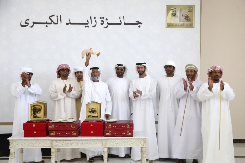 "خليفة بن سلطان بن حمدان آل نهيان يتوج الفائزين | تصوير - مجدي إسكندر"