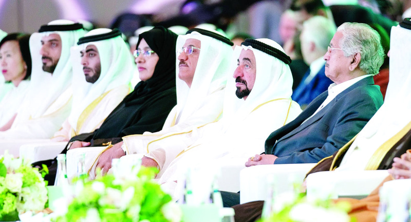 "Ⅶ سلطان القاسمي خلال الجلسة الافتتاحية لـ«منتدى الشارقة للاستثمار الأجنبي المباشر» بحضور سلطان المنصوري وكبار المسؤولين | من المصدر"