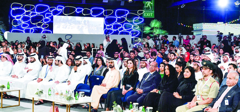 "محمد بن راشد خلال افتتاح قمة رواد التواصل الاجتماعي العرب بحضور رانيا العبدالله ومكتوم وأحمد ومنصور بن محمد وناصر آل خليفة وراشد بن حميد وريما ولمياء آل سعود وعبدالقادر مساهل وكبار الحضور | تصوير: محمد هشام"