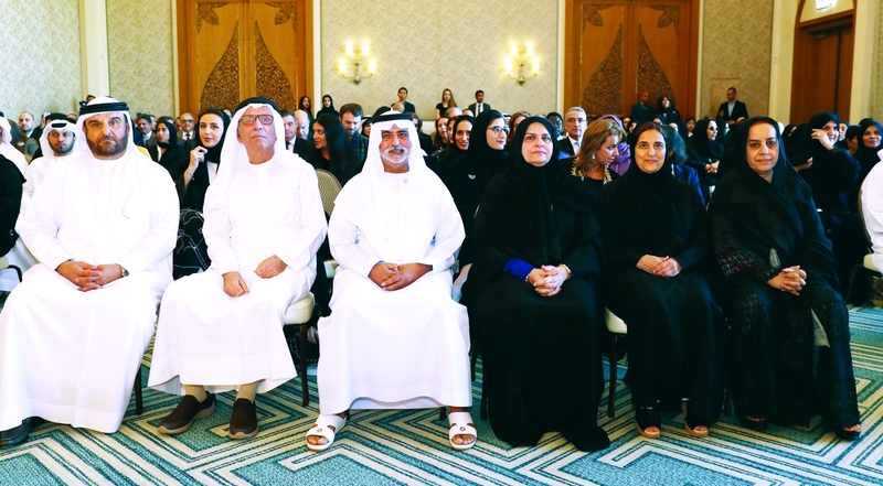 "■ نهيان بن مبارك ولبنى القاسمي ورجاء القرق وعبدالغفار حسين وعبد الله الشيباني خلال حفل إطلاق الكتاب | تصوير: دينيس ما لاري"