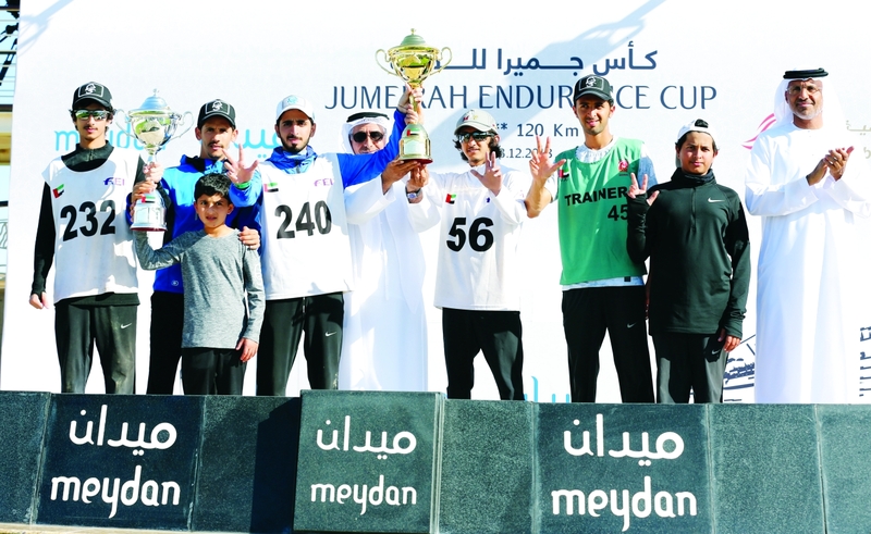 "الهاجري والعضب توجا الأبطال الفائزين وعبدالله المري يرفع الكاس عاليا | تصوير: دينيس مالاري"