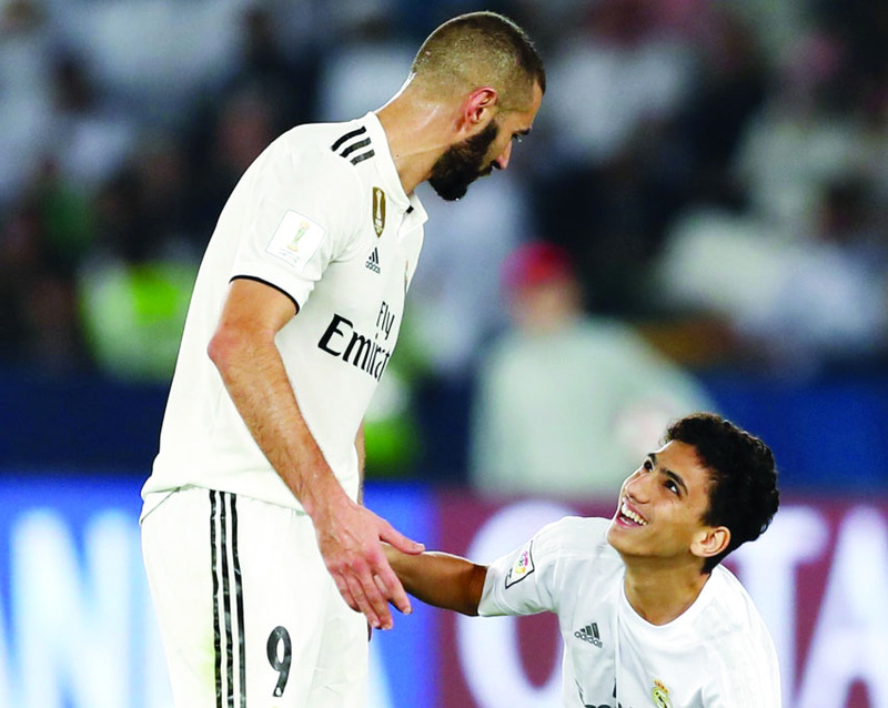 "كريم بنزيما يداعب أحد جامعي الكرات | البيان"